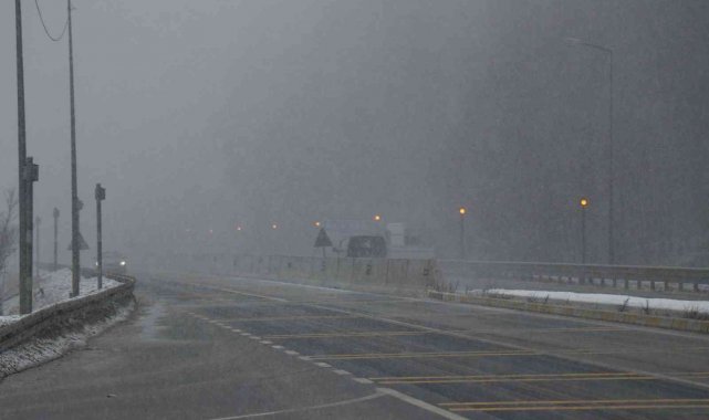 Bolu Dağı&#039;nda yoğun kar yağışı etkili oluyor