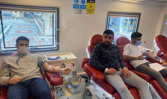 Bolvadin'de Kızılay'a kan bağışında bulunuldu