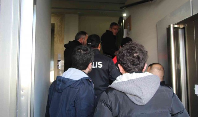 Boşanma aşamasındaki eşini tüfekle rehin aldı