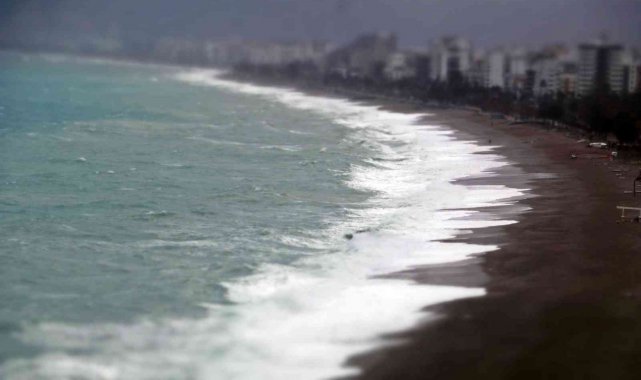 Boyu 4 metreye kadar ulaşan dalgalar falezleri dövdü, Konyaaltı Sahilini beyaza bürüdü