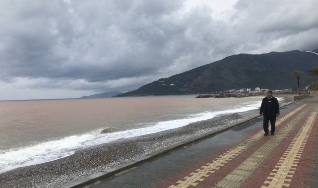 Bozyazı'da deniz kahverengiye döndü