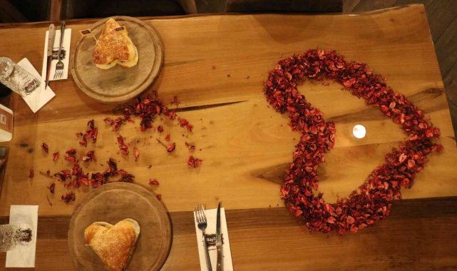 Bu da Sevgililer Günü'ne özel kalpli hamburger