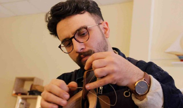 Bu iş için mühendisliği bıraktı, şimdilerde sanatını derilere işliyor