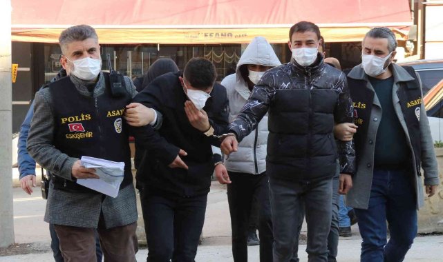 Büfeden 120 bin liralık ürün çalan şahıslar yakalandı