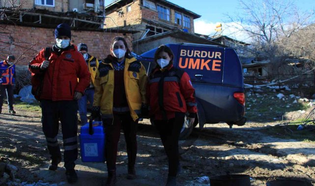 Burdur'da sağlık ekipleri yağmur, çamur demeden köy köy gezip aşı yapıyor