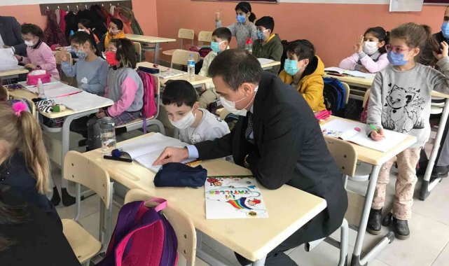 Burhaniye Kaymakamı İlyas Memiş, Hacı Mustafa Müdüroğlu Ortaokulunu ziyaret etti