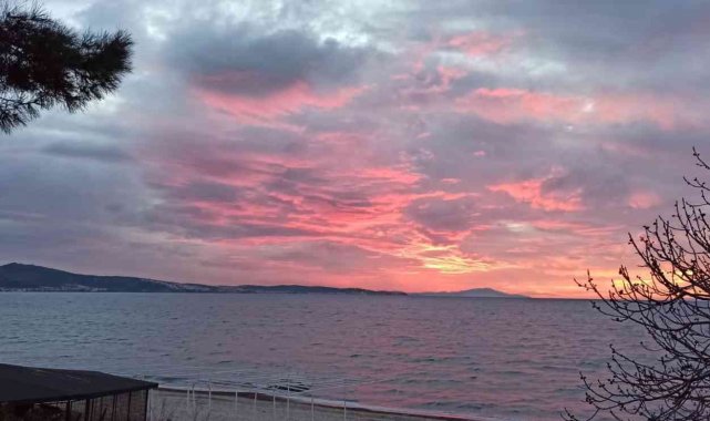 Burhaniye sahilinde gün batımı böyle görüntülendi