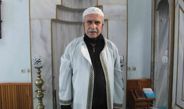 Burhaniye&#039;de emekli müdür iki camiye gönüllü müezzin oldu