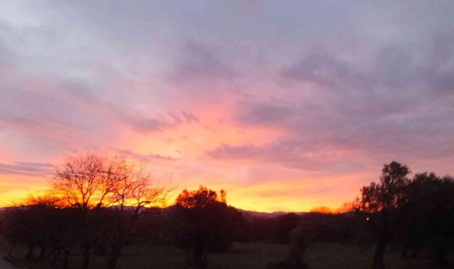 Burhaniye&#039;de güneşin doğuşu böyle görüntülendi