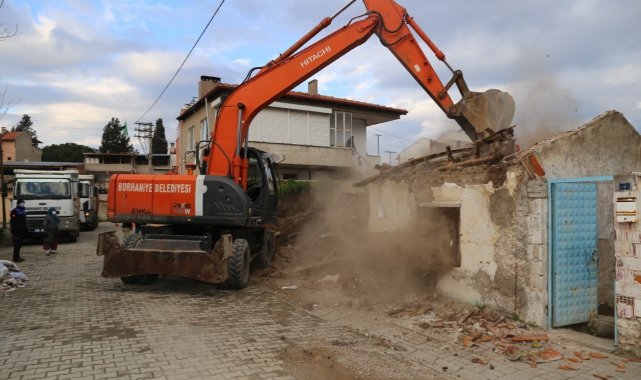 Burhaniye'de metruk binalar yıkılıyor