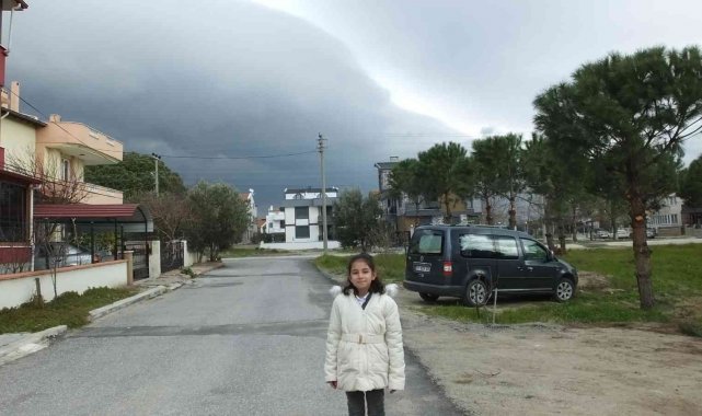 Burhaniye'de yağmur bulutları ilgi çekti