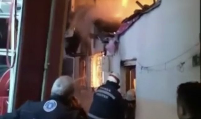 Bursa&#039;da ahşap bina alev alev yandı