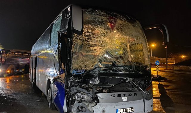 Bursa'da Kamilkoç firmasına ait otobüs tıra arkadan çarptı, muavin sıkışarak yaralanırken 20 yolcu ölümden döndü