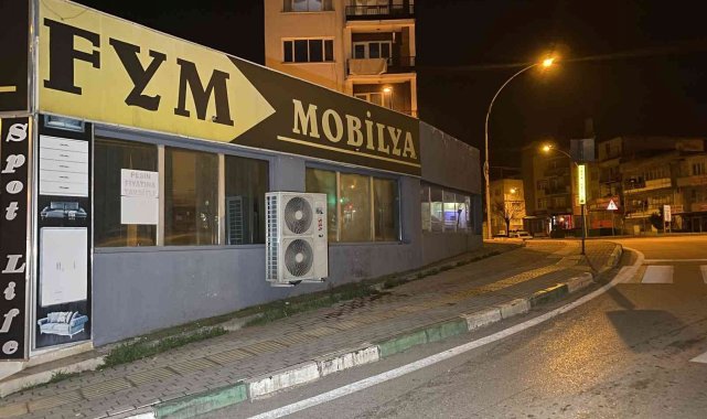 Bursa'da kontrolden çıkan servis minibüsü mobilyacıya girdi