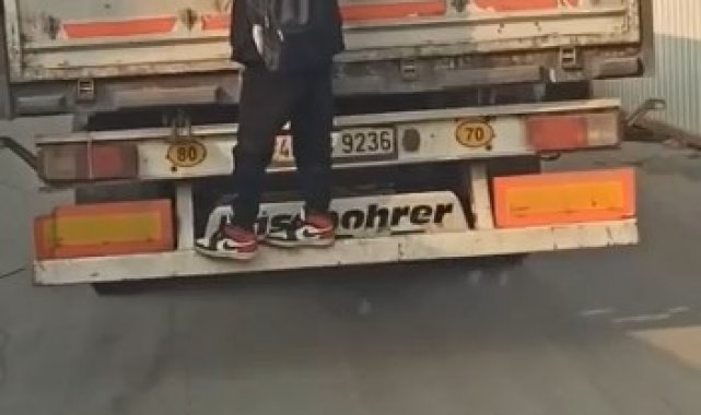 Bursa'da okula giden tehlikeli yolculuk kamerada