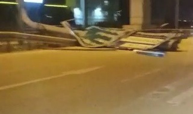 Bursa'da şiddetli lodos trafik levhalarını devirdi