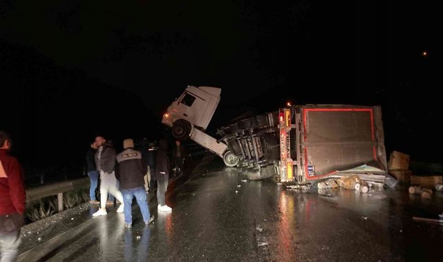 Bursa'da tır kazası nedeniyle Yalova-Bursa yolu ulaşıma kapandı
