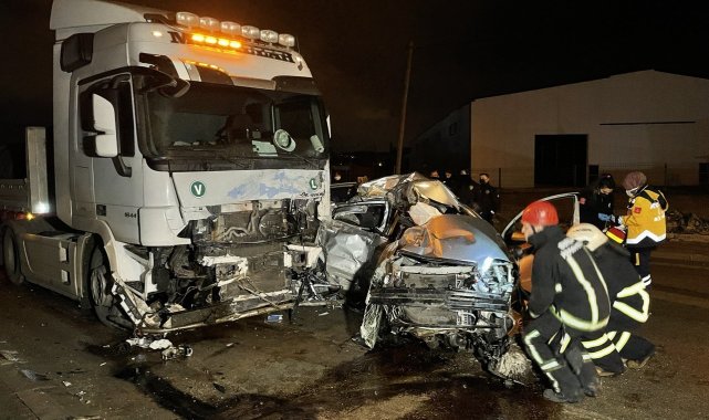Bursa'da tırla otomobil kafa kafaya çarpıştı: 1 ölü