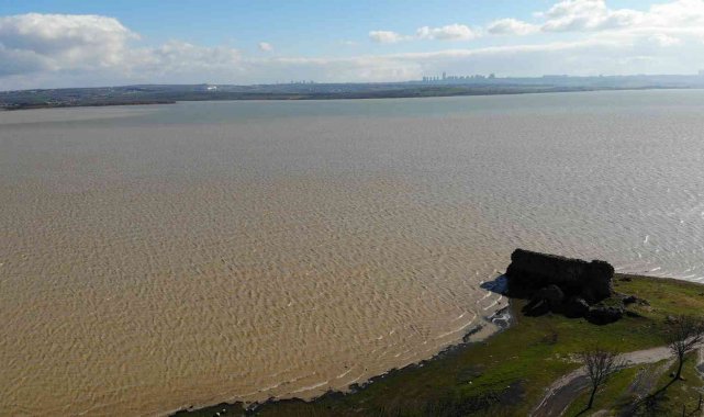 Büyükçekmece gölü yağışlar sonrası çamura döndü