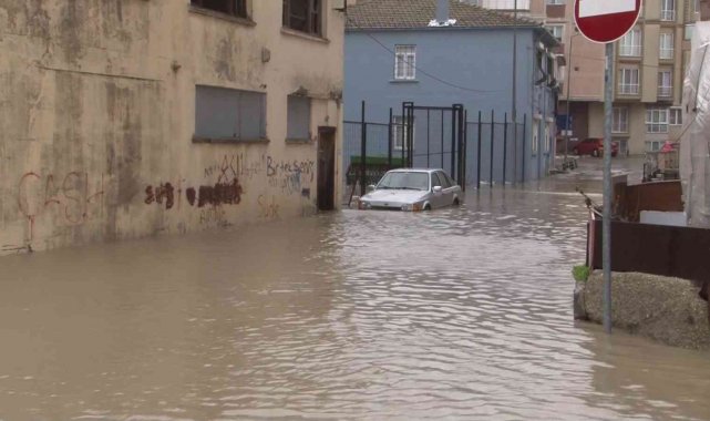Büyükçekmece'de yağış nedeniyle rögarlar taşınca sokaklar sular altında kaldı