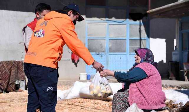 Büyükşehir Belediyesi, 3 ilçede vatandaşa 10 ton limon dağıttı