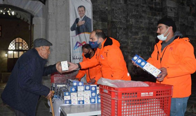 Büyükşehir Belediyesi, Miraç Kandilinde 15 bin adet kandil simidi dağıttı