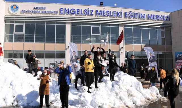 Büyükşehir Belediyesi sürpriz yaptı, özel çocuklar kar keyfi yaşadı