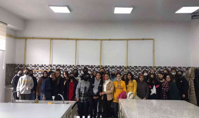 Büyükşehir'in "değer gençlik" projesinde gençler, hem eğleniyor hem de öğreniyor