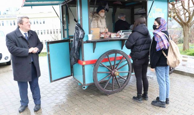 Büyükşehirden üniversite öğrencilerine çorba ikramı