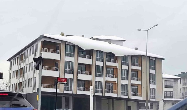 Buz sarkıtları ve çatılardaki karlara dikkat