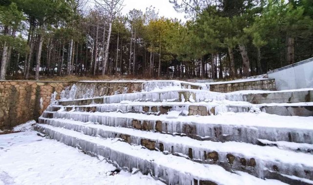 Buz tutan amfi oturma alanı görünüşüyle travertenleri aratmadı