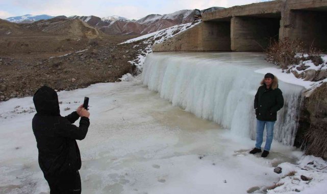 Buz tutan dereler görsel güzellikler oluşturuyor
