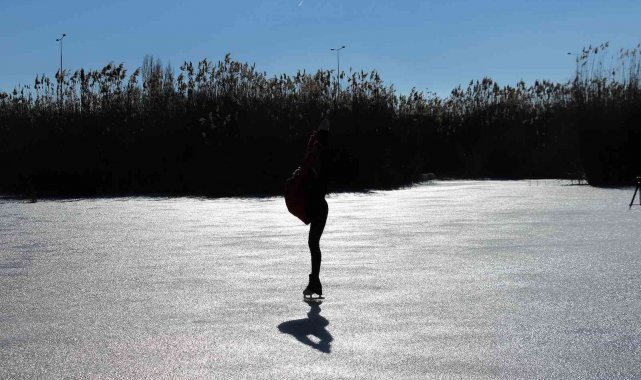 Buz tutan Eymir Gölü miniklerin paten pisti oldu