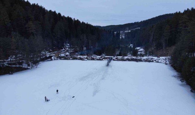 Buz tutan göledin üzerinde tehlikeli gezinti