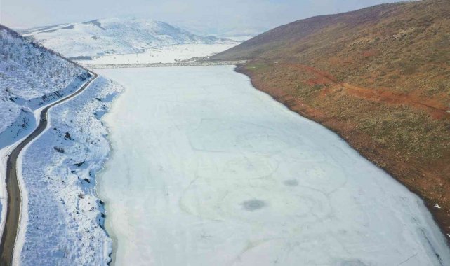 Buz tutan gölet, dron ile görüntülendi