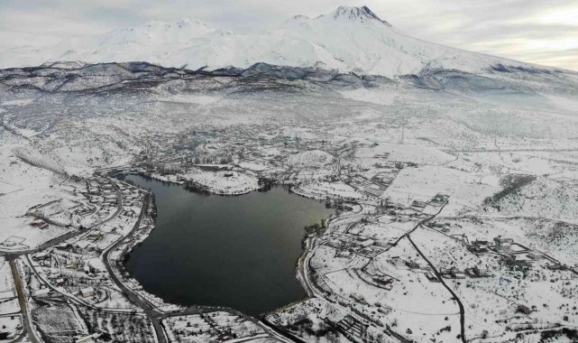 Buz tutan Helvadere Göleti Hasan Dağı manzarasıyla havadan görüntülendi