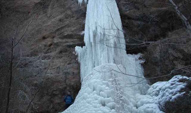 Buzdan şelale büyülüyor