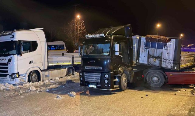 Buzlanma beraberinde kaza getirdi, 25 araç birbirine girdi