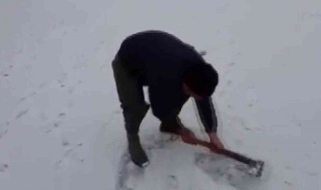 Buzu kırıp balık tutuyorlar