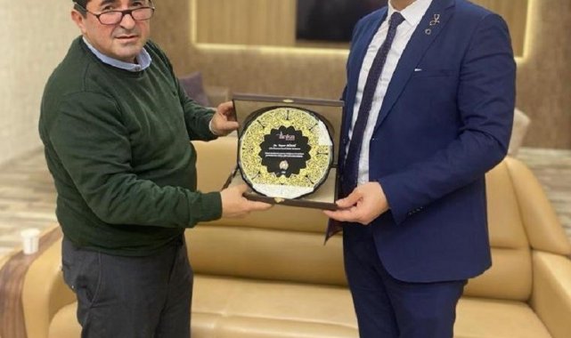 CAHİDE'den Yaşar Ağdağ'a teşekkür plaketi