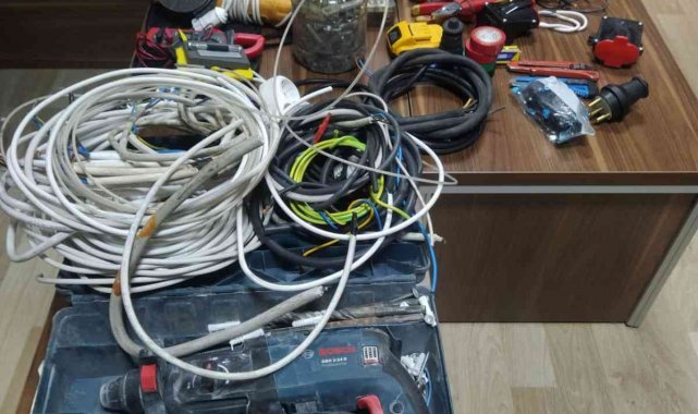 Çaldıkları aletleri çuvalla taşırken yakalandılar