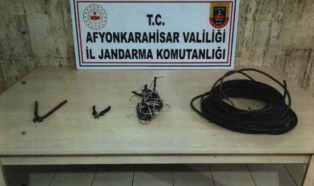 Çaldıkları kabloları hurdacıya satamadan yakalandılar