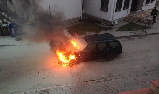 Çalışır halde bırakılan otomobil alev alev yandı