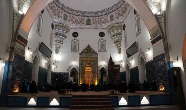 Camilerde kandil coşkusu