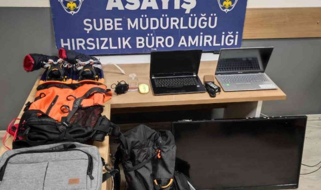 Camlarını kırdıkları araçlardan hırsızlık yapan 2 şüpheli yakalandı