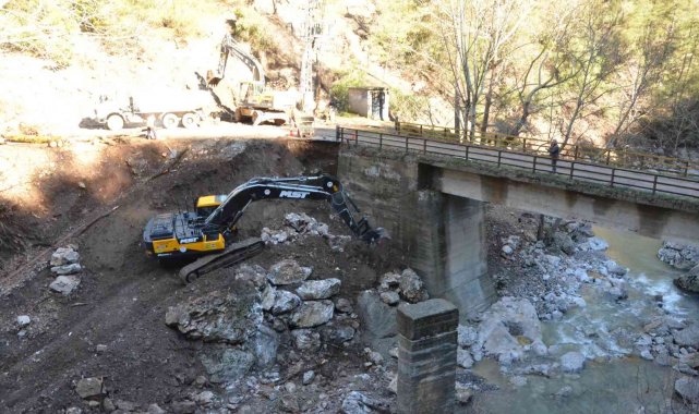 Çamlıyayla'da köprü ayakları güçlendiriliyor