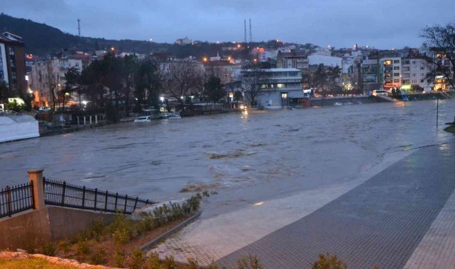 Çanakkale'de çay taştı araçlar sular altında kaldı