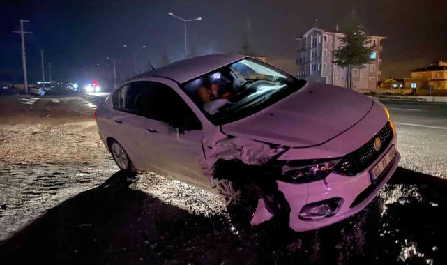 Çarpışan araçların savrulurken çıkardığı kıvılcımlar güvenlik kamerasında