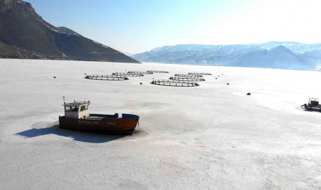 Çat Barajı buz tuttu