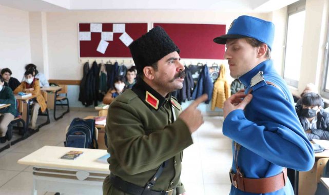 Çat kapı sınıflara giren tiyatrocular kurtuluş mücadelesini anlattı